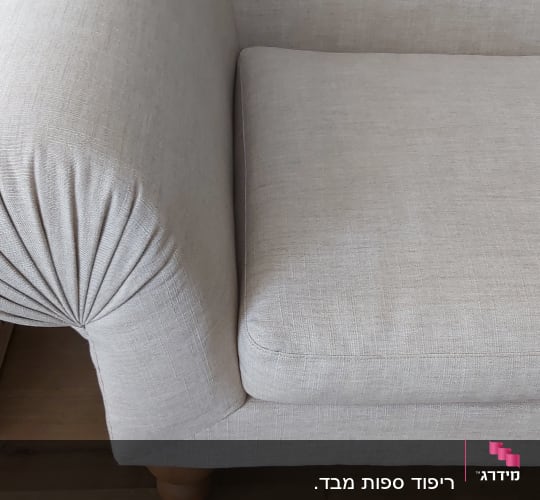 כרית ספה מרופדת בבד בהיר עם קפלים